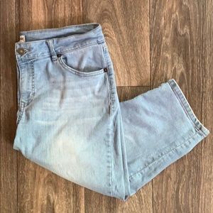 Light washed Capri jeans